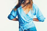 Sommertrends 2018: Model mit gestreifter Bluse in blau und weiß zur Jeans kombiniert.