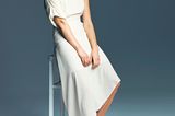 Sommertrends 2018: Model in weißem asymmetrischen Kleid.