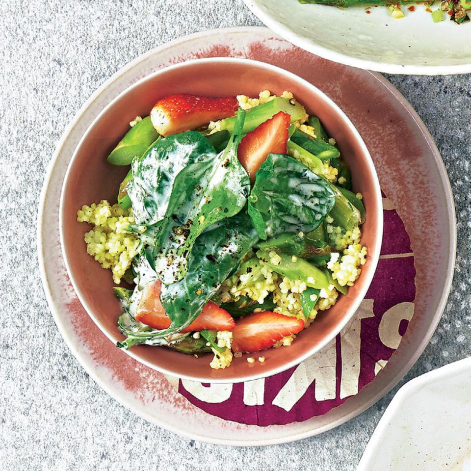 Hirse-Bowl mit grünem Spargel & Spinat-Joghurt