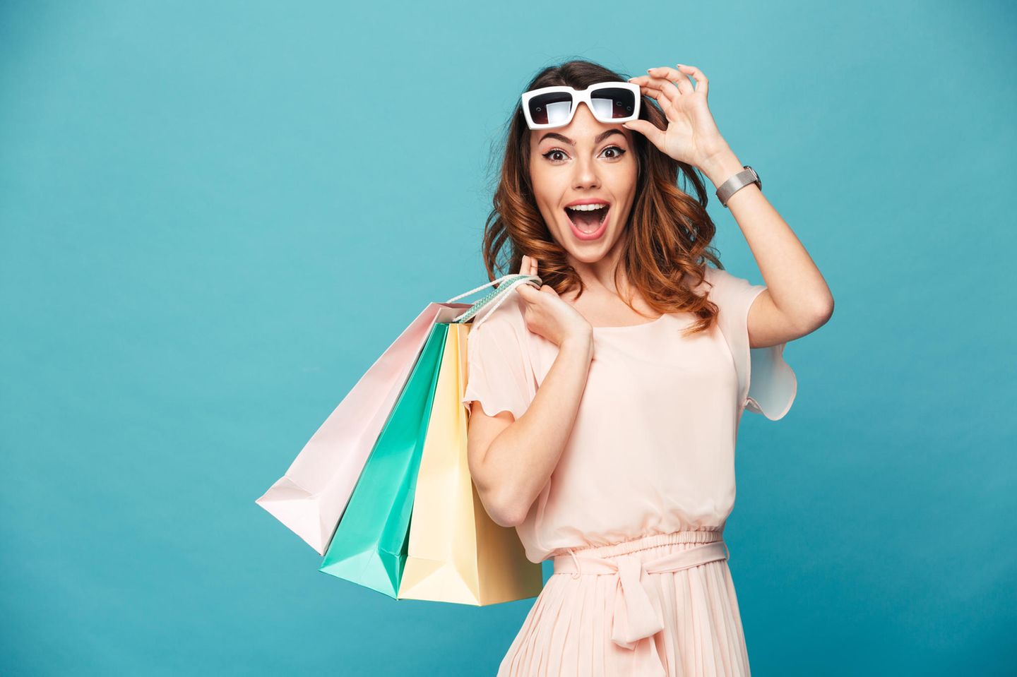 Beauty-Deals: Frau mit Einkaufstüten und Sonnenbrille