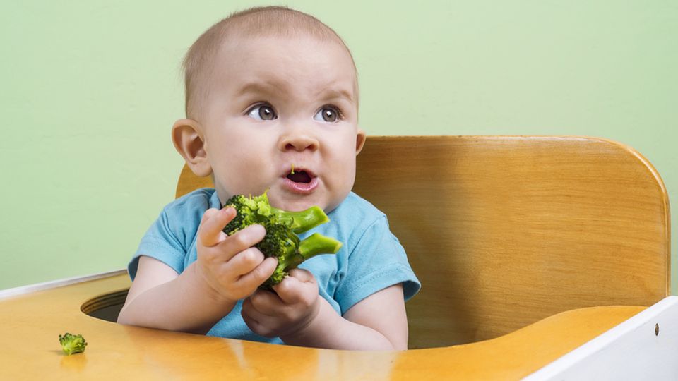 Baby mit Brokkoli