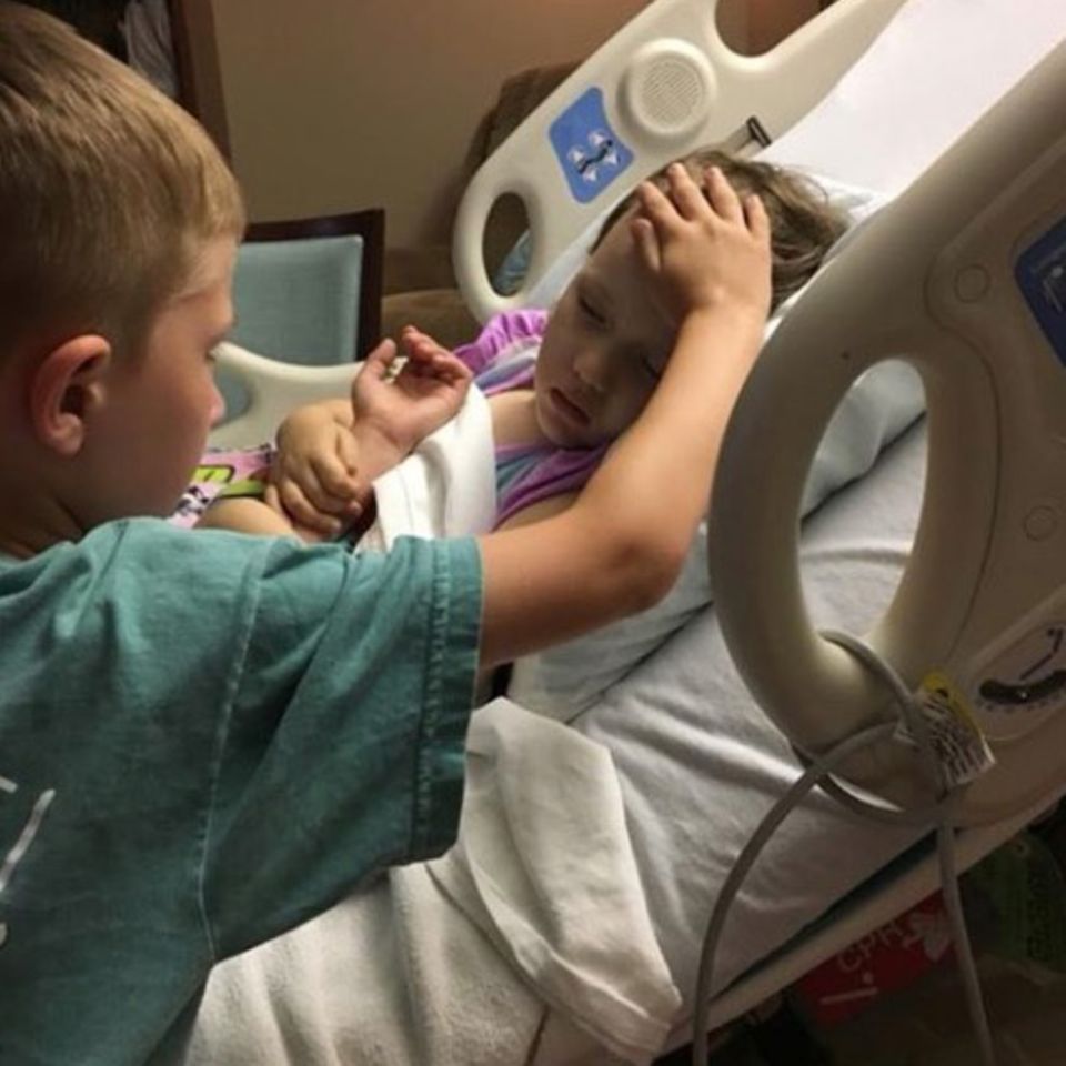 Der 6-jährige Jackson Sooter hält seiner sterbenden Schwester die Hand
