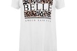 Schlicht und trotzdem ein Eyecatcher: Weißes T-Shirt mit Leoparden-Print und "Belle"-Aufschrift. Von New Look, um 13 Euro.