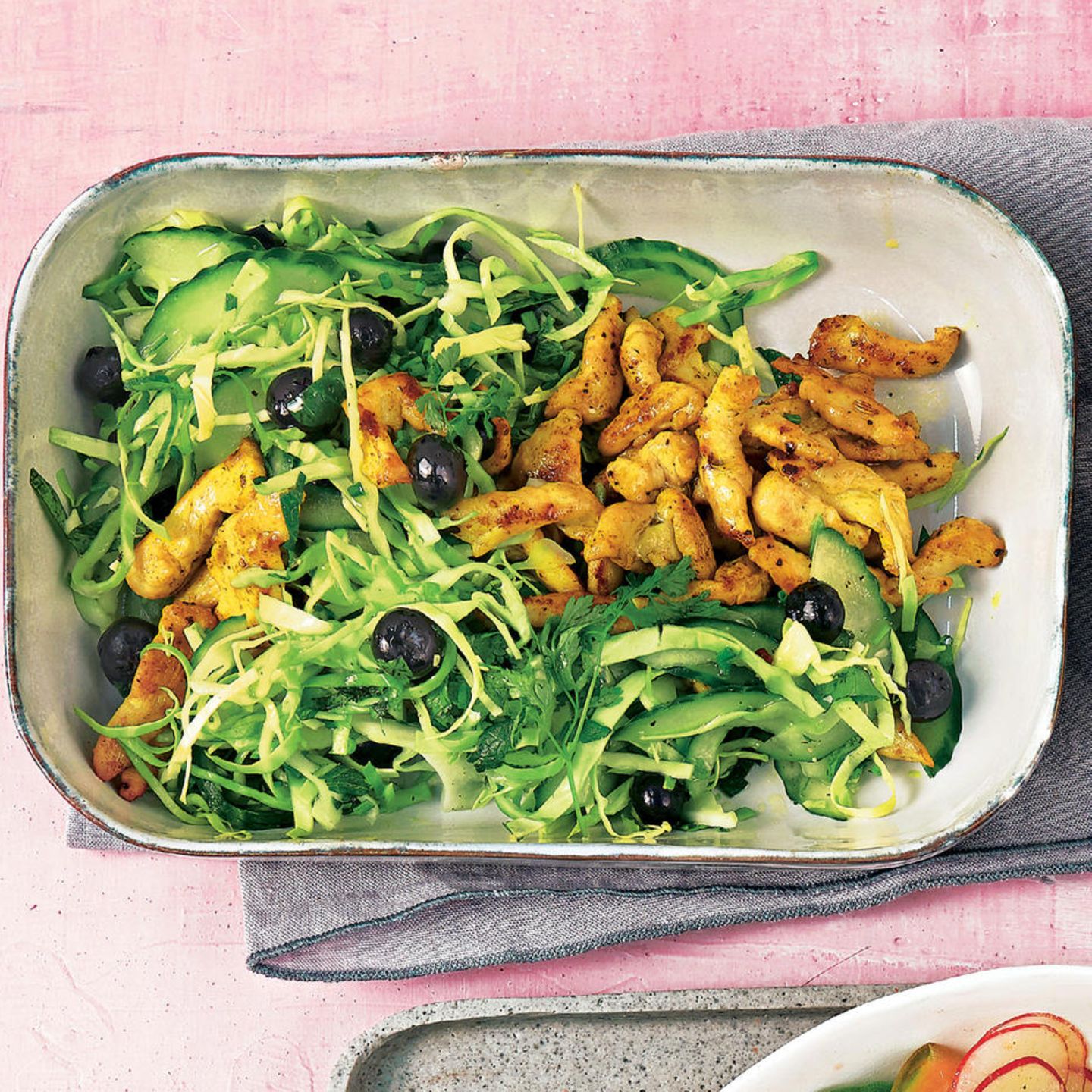 Spitzkohl-Salat mit Gyros & Avocado-Kartoffel-Dip