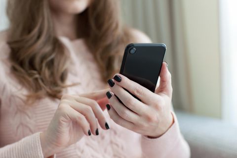Flirt per Handy: Frau mit Smartphone