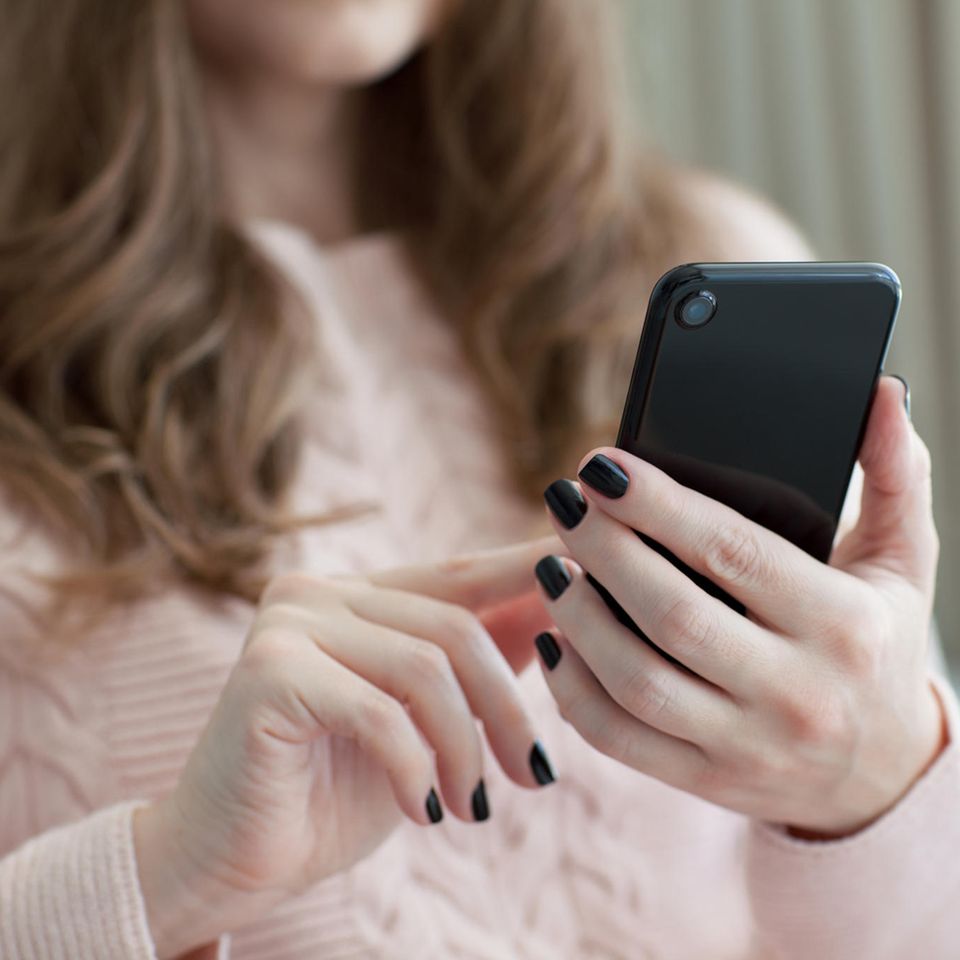 Flirt per Handy: Frau mit Smartphone