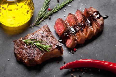 Rib Eye Steak grillen: Rib Eye Steak auf Teller