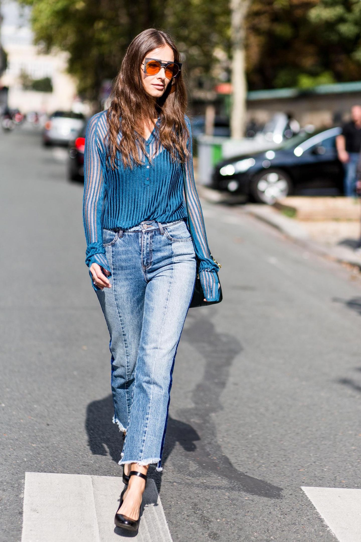 Sommer-Streetstyles: Blue Jeans & eine semi-transparente Bluse