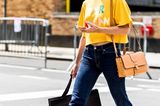 Sommer-Streetstyles: Dunkle Schlaghose & geripptes Shirt in Gelb
