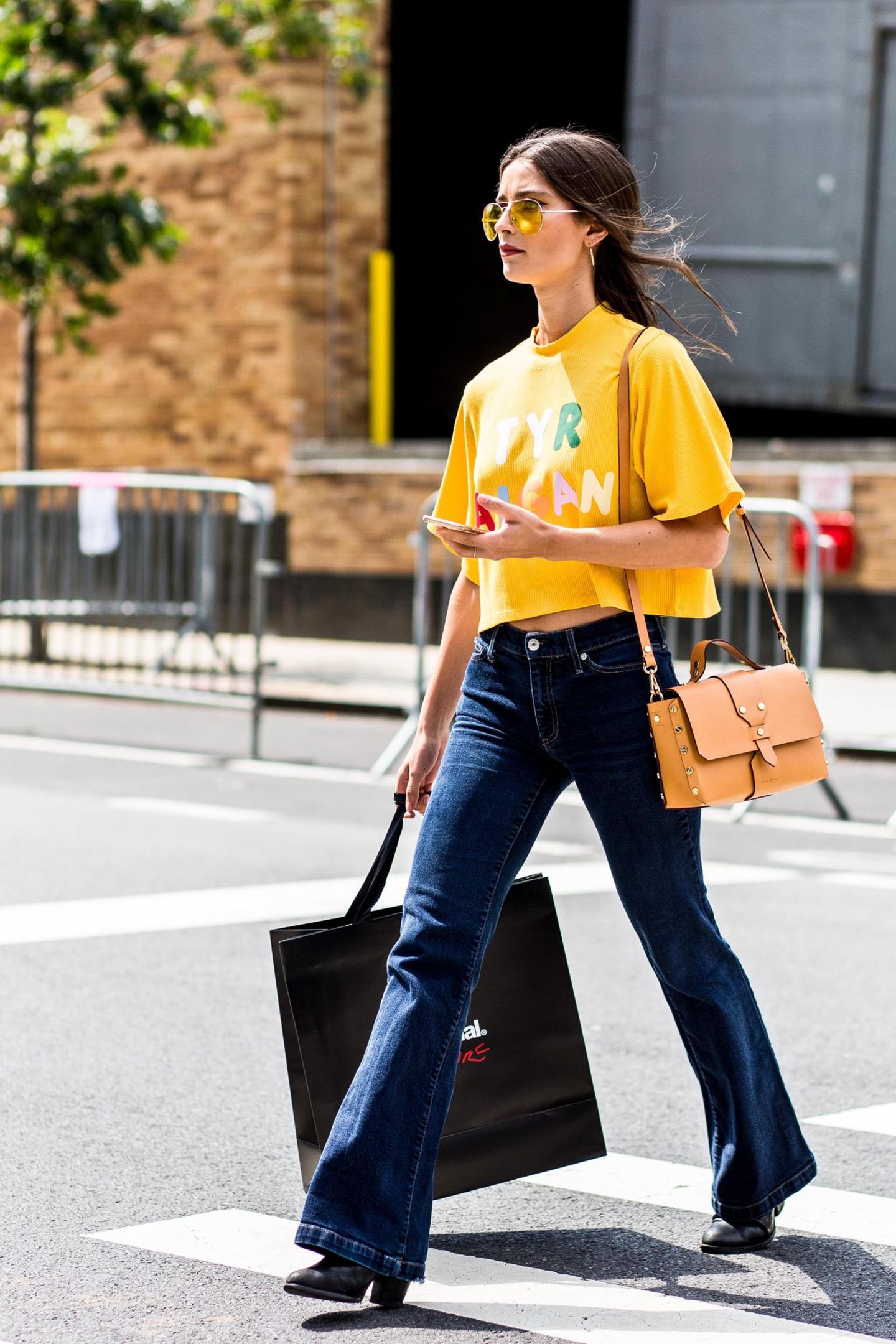Sommer-Streetstyles: Dunkle Schlaghose & geripptes Shirt in Gelb