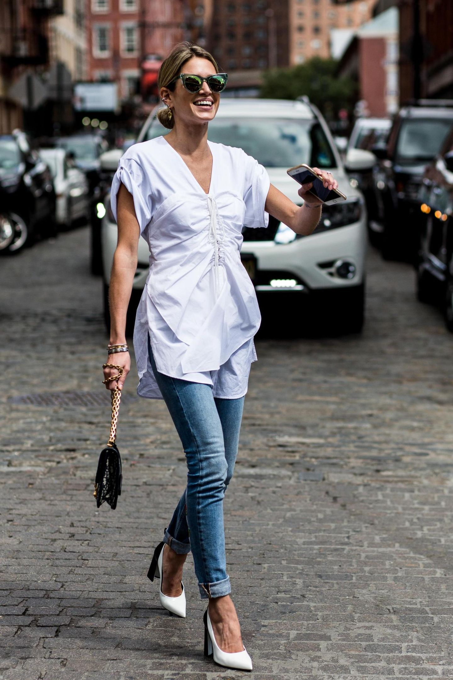 Sommer-Streetstyles: Skinny Jeans und Tunika-Bluse
