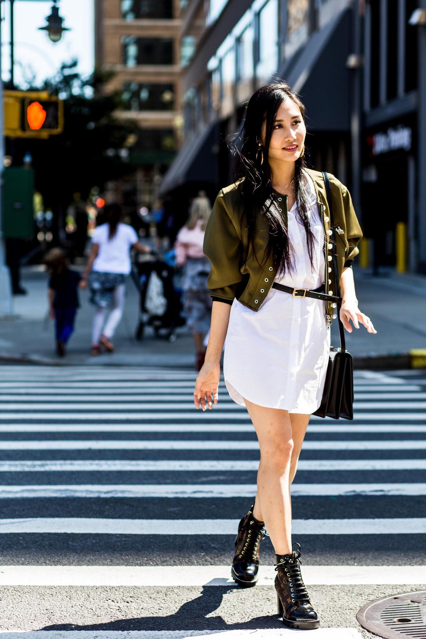 Sommer-Streetstyles: Weißes Hemdkleid mit kurzer dunkelgrüner Blouson-Jacke