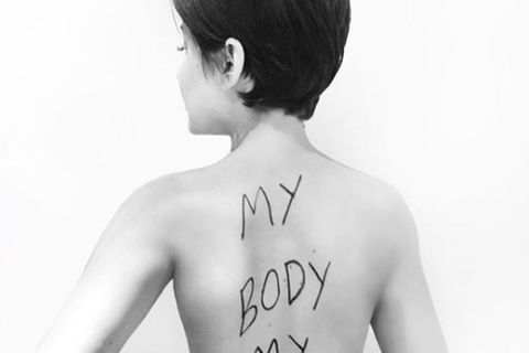 Australien: Nadia Bokody von hinten mit dem Schriftzug "My body my choice" auf dem nackten Rücken