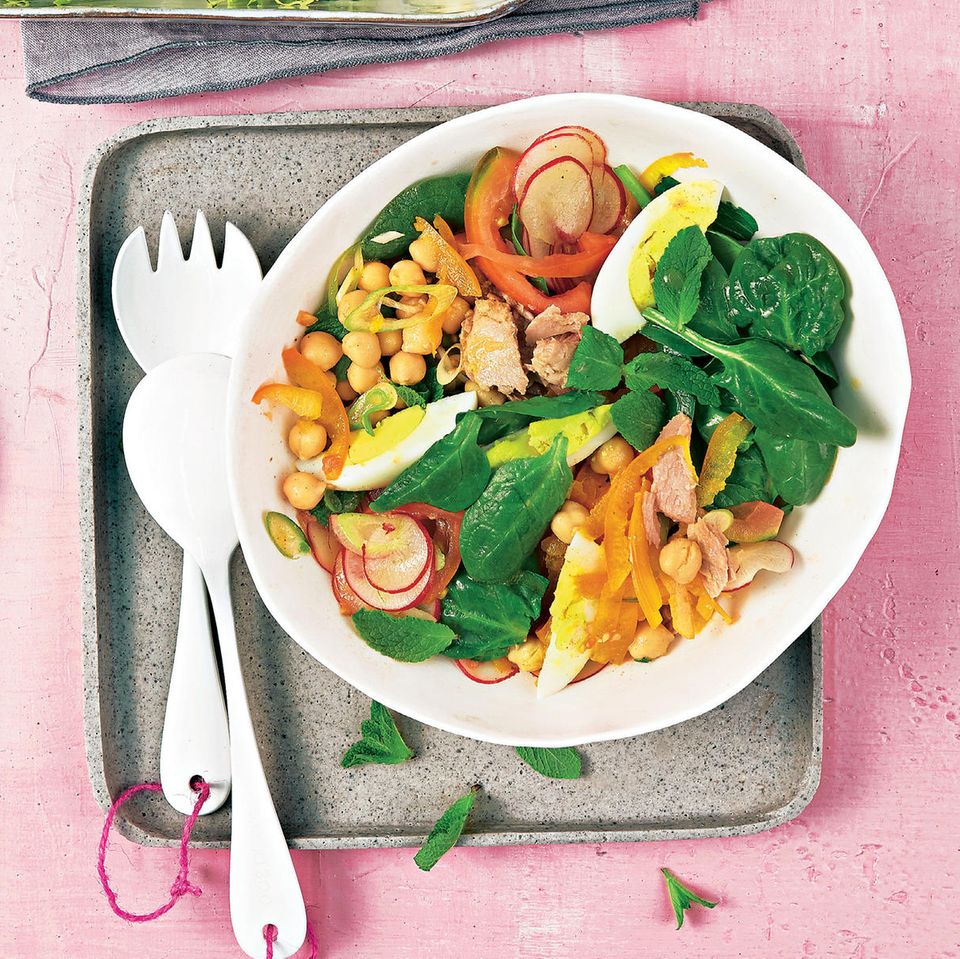Spinat-Minze-Salat mit Kichererbsen und Thunfisch