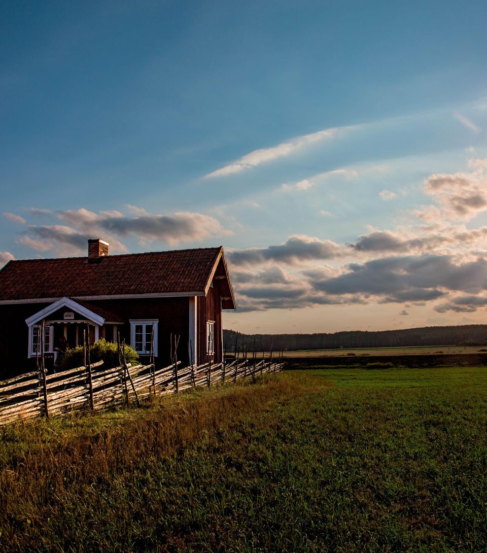 Familienurlaub in Schweden: Haus vor Sonnenuntergang