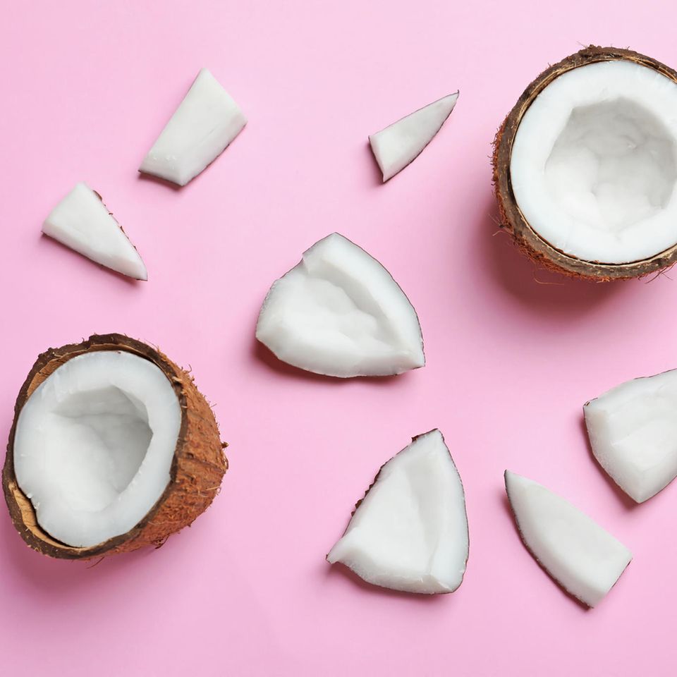 Kokosnuss Beauty: Kokosnüsse auf rosa Hintergrund