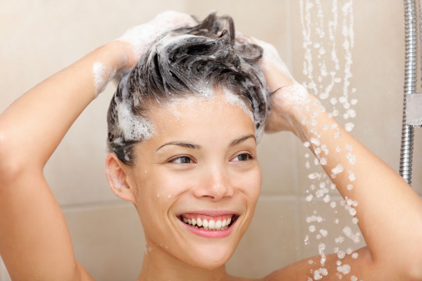 Mizellen-Shampoo: Frau shamponiert ihre Haare