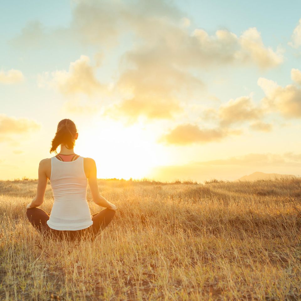 Stress abbauen: Frau meditiert