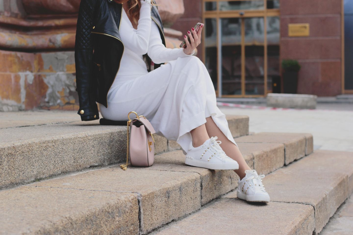 Sneaker zum Kleid stylen: Frau mit weißen Schuhen und Maxikleid