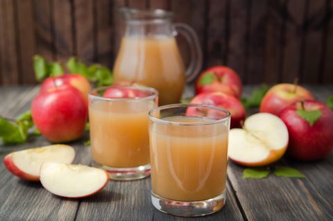 Apfelsaft selber machen: Selbstgemachter Apfelsaft in Gläsern