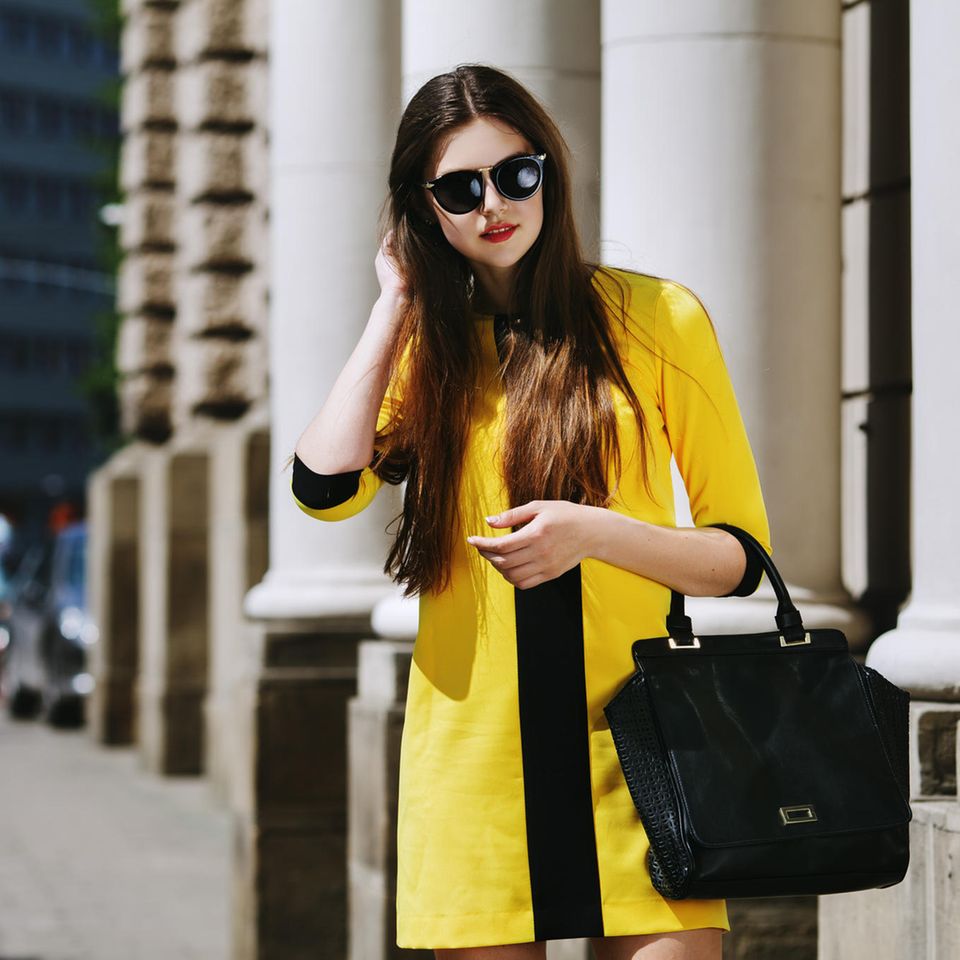 Trendfarbe Gelb: Frau mit gelbem Kleid