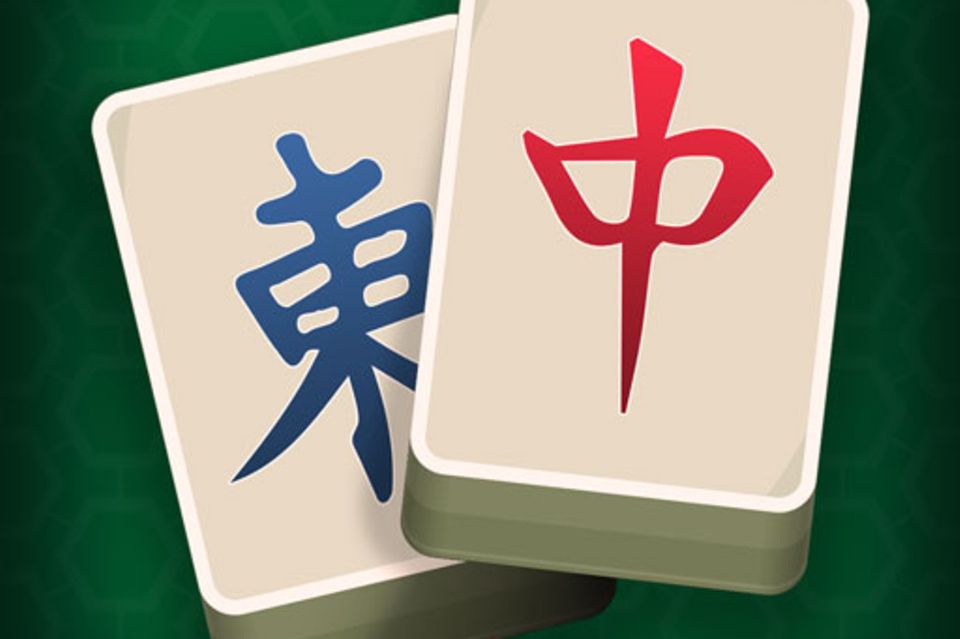 Mahjong: Traditionelle Spielsteine vor grünem Hintergrund