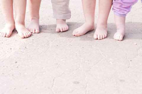 UK: Acht Füße von sehr kleinen Kindern