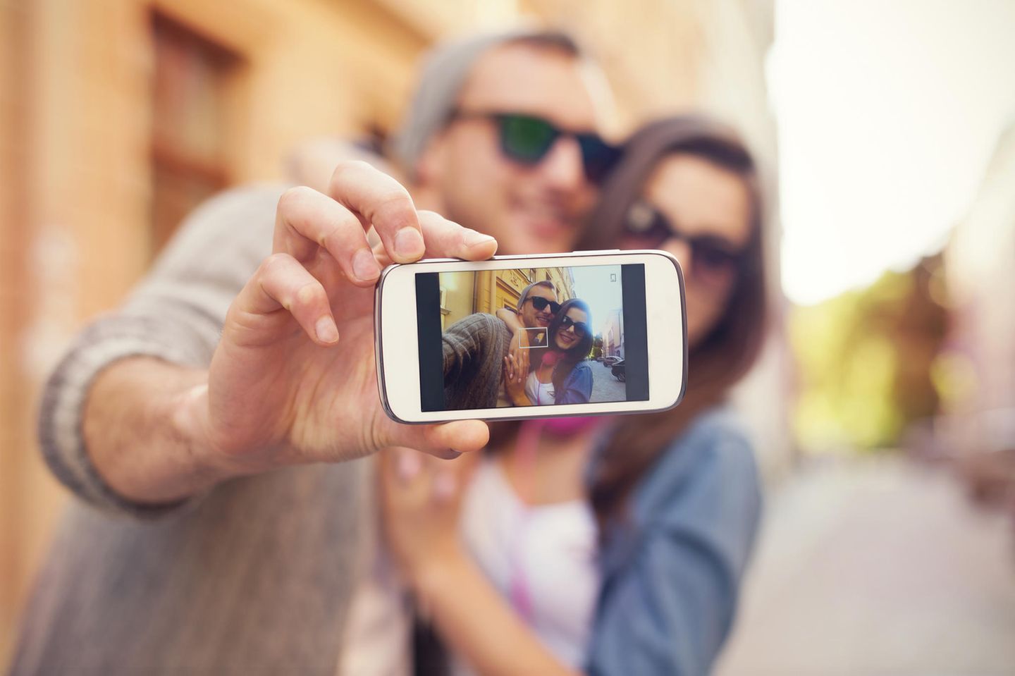 Instagram: Ein Pärchen macht ein Selfie mit dem Smartphone