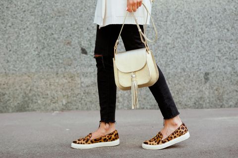 Sommertaschen: Frau mit beigefarbener Handtasche und Leoparden-Schuhen