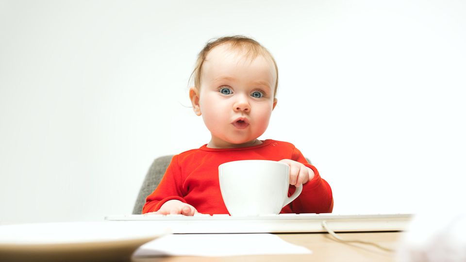 Baby mit Tasse Baby mit Tasse
