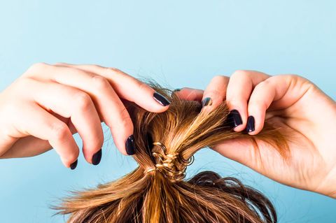 Beauty-Fehler: Frau mit Dutt und ungewaschenen Haaren