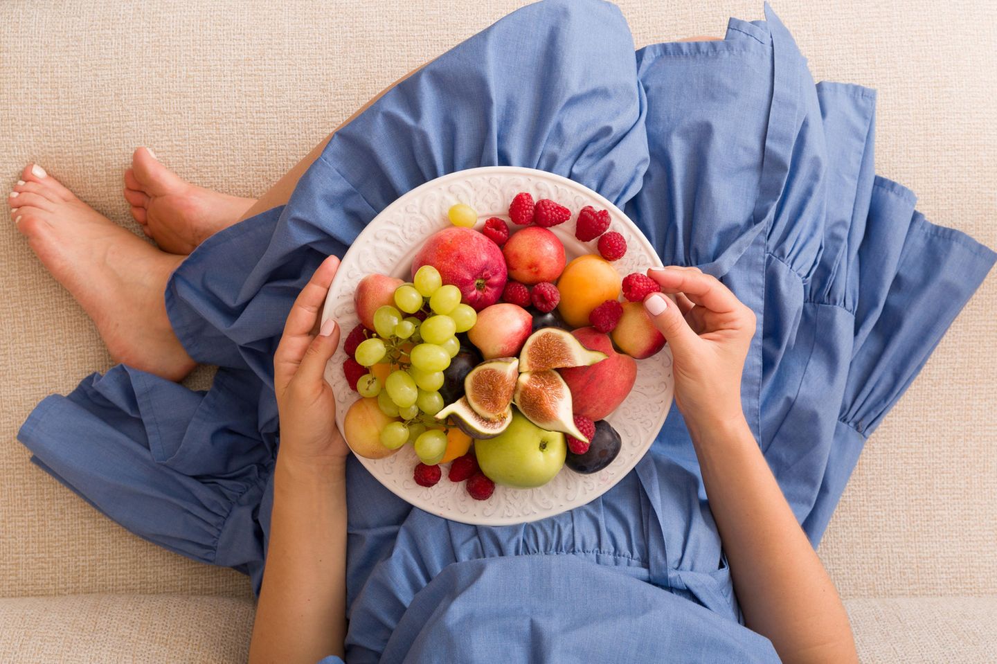 Obstflecken entfernen: Frau isst Obst