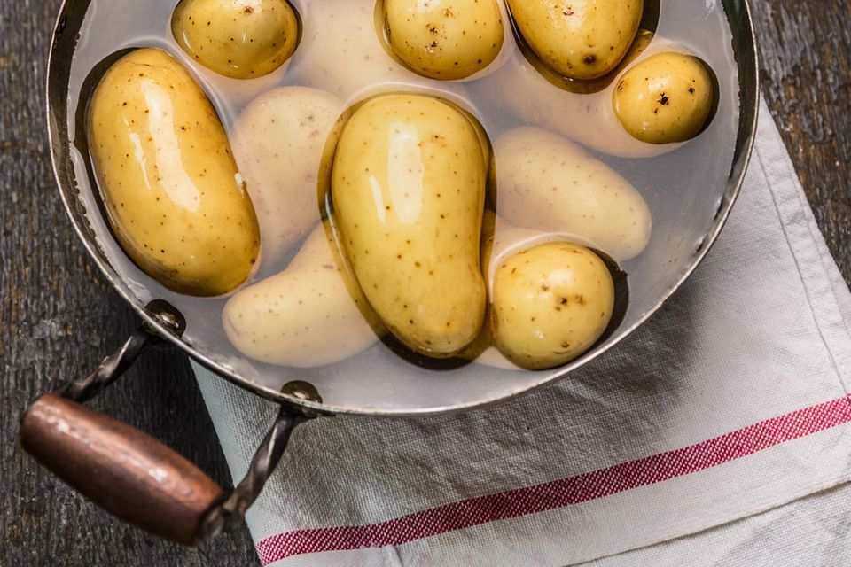 Kartoffeln kochen: Kartoffeln in einem Topf