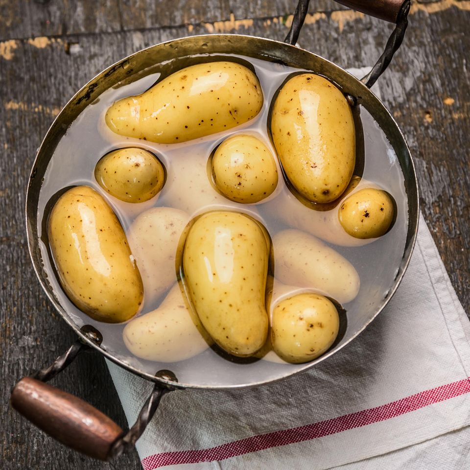 Kartoffeln kochen: Kartoffeln in einem Topf