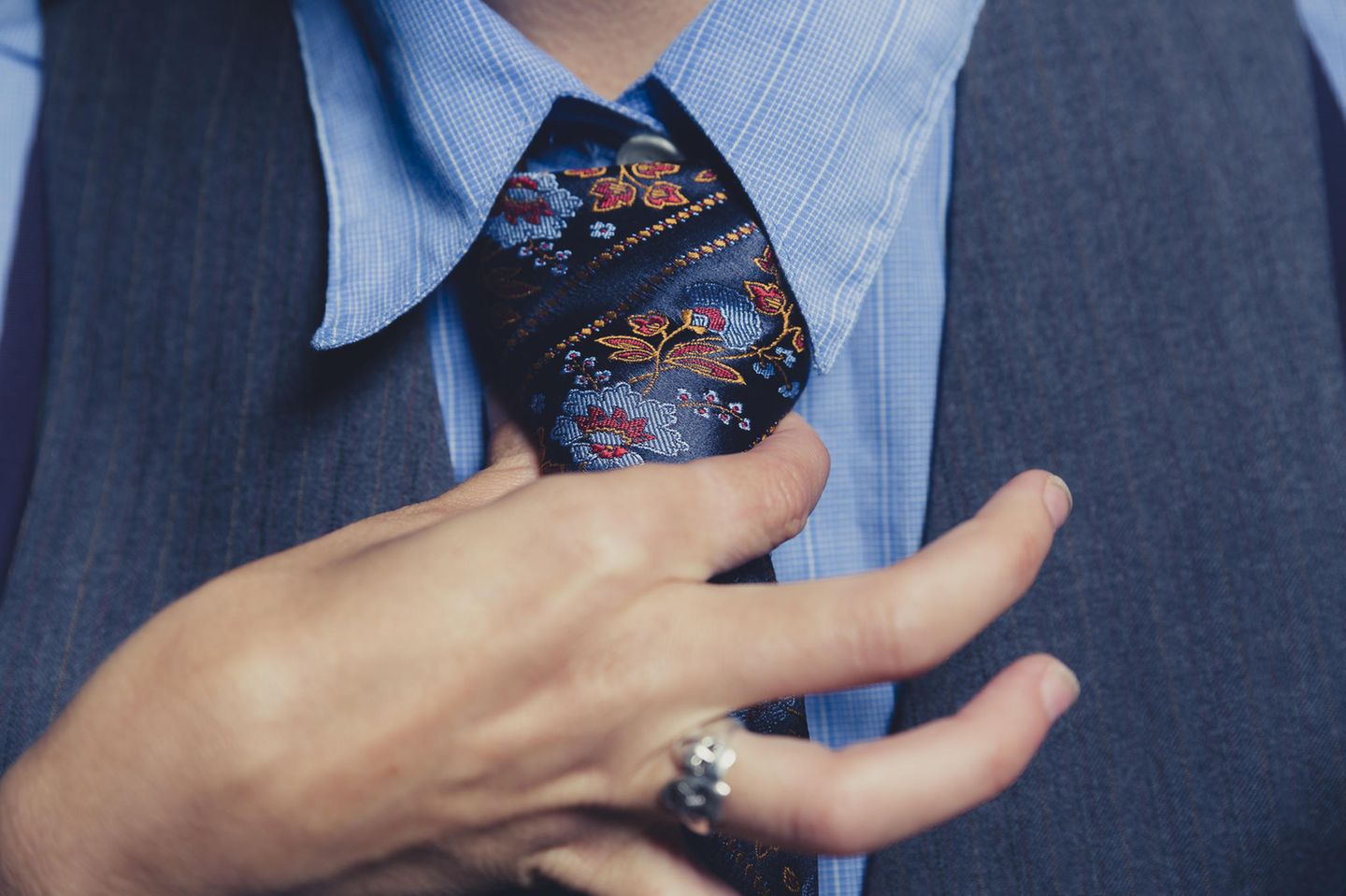 Drittes Geschlecht: Hand an Krawatte