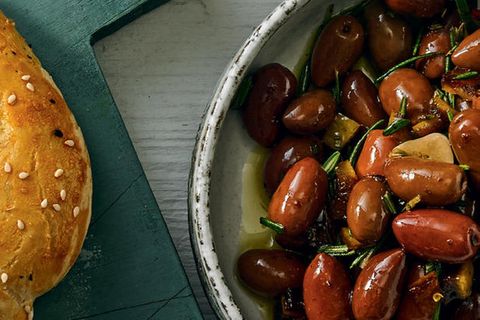 Eingelegte Oliven mit Salzzitrone
