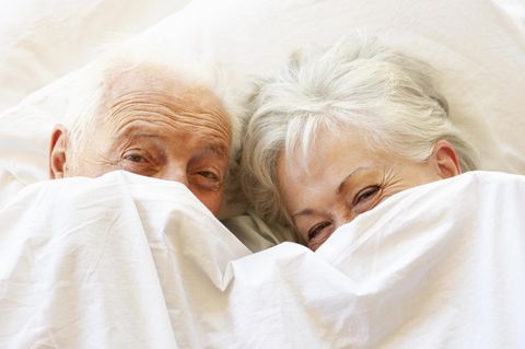Geheimnisse einer langen Beziehung: Älteres Pärchen im Bett