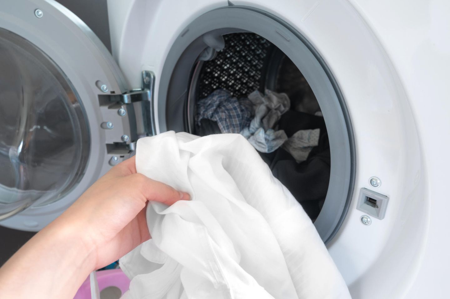 Hemden waschen: Weißes Hemd in der Waschmaschine