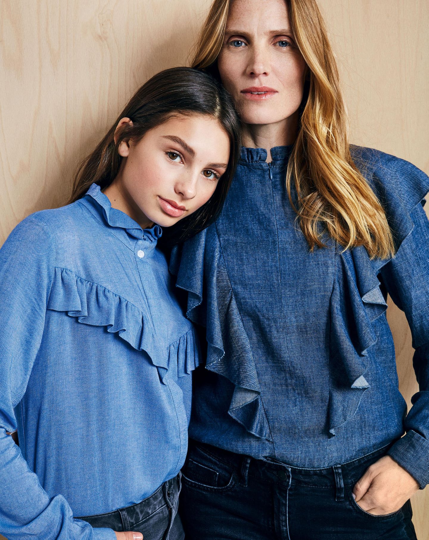 Mutter-Tochter-Looks: Mutter und Tochter in blauen Denim-Blusen