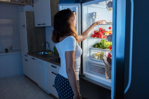 Kühlschrank stinkt: Frau am Kühlschrank