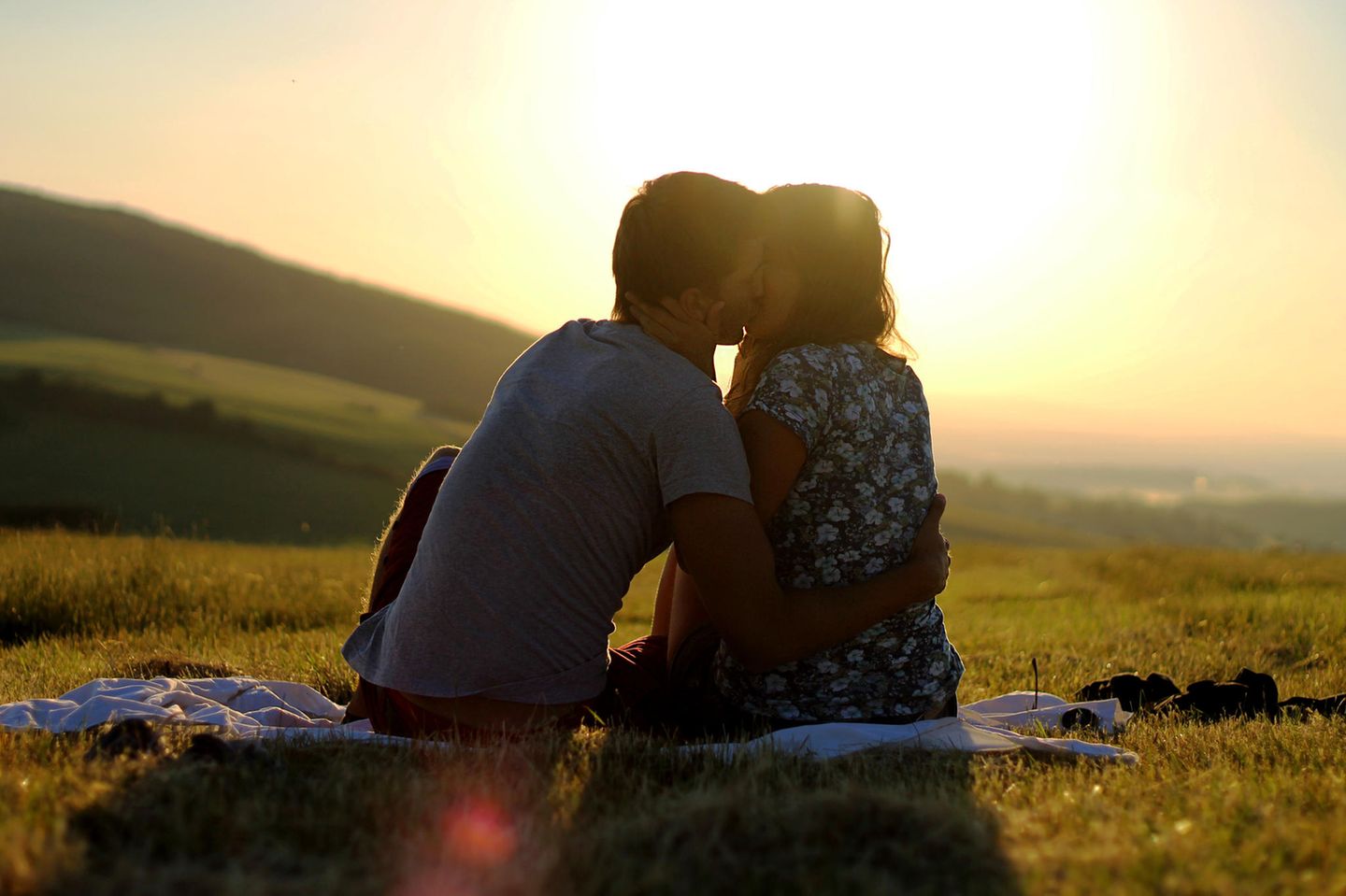 Warum gehen alle meine Beziehung in die Brüche: Paar küsst sich