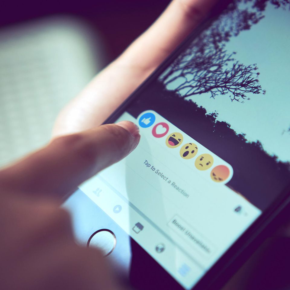 Facebook: 50 Euro Strafe für Mittelfinger-Emoji