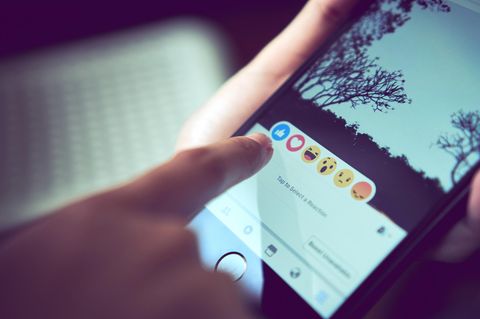 Facebook: 50 Euro Strafe für Mittelfinger-Emoji