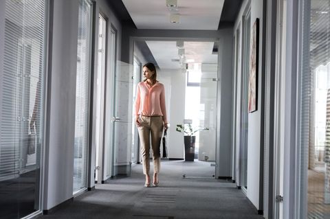 Mittleres Management: Frau im Büroflur