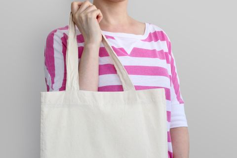 Konsumverzicht: Frau mit Baumwollbeutel Tragetasche