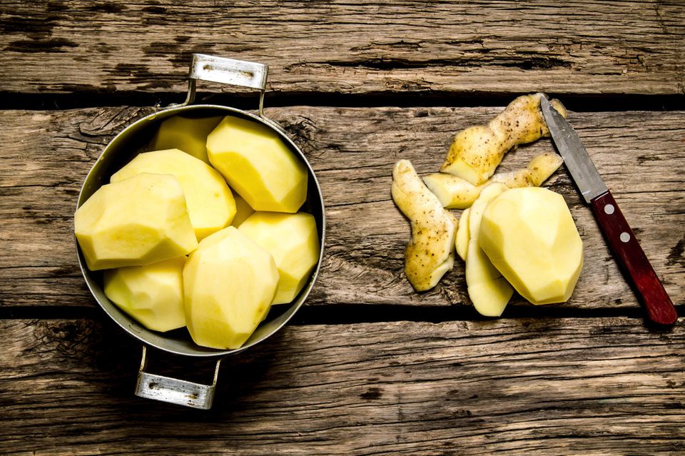 Kartoffeln schälen: Geschälte Kartoffeln in einem Topf