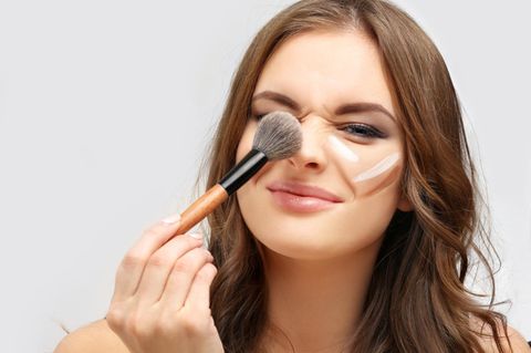 Foundation-Fehler: Frau mit Make-up im Gesicht
