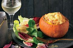 Kürbis im Ofen zubereiten: Tipps und Rezepte Kürbis mit Käse-Soufflé-Füllung