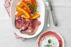 Roastbeef mit geröstetem Kürbis Kürbis im Ofen