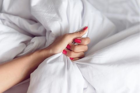 Erotische Geschichten: Hand greift in die Bettwäsche